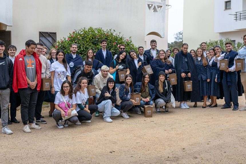 Mais de uma centena de estudantes entregaram baldes à população para a separação de restos de comida