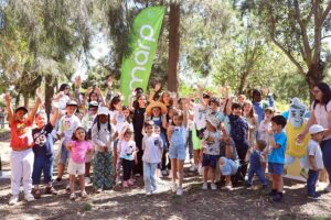 Grupo de crianças e jovens na comemoração do dia da reciclagem em Portimão