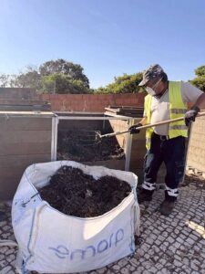 Mexilhoeira Grande - extração de composto no Compostor Comunitário