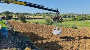 Mexilhoeira Grande - entrega de composto ao agricultor